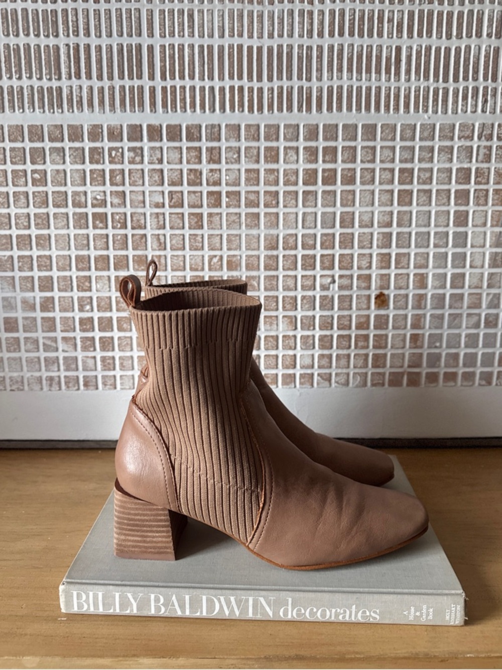 Oasis Society Womens Brown Rib-Knit Ankle Boots - Size 7